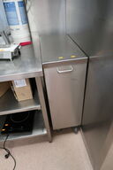 Rustfri stålopbevaringsvogn samt rustfri stålhylde med indhold