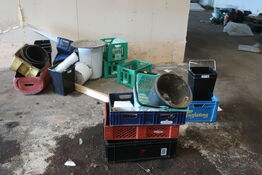 Div. kasser, spande m.v.