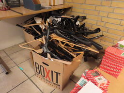 2 kasser med bøjler 