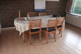 Spisebord, 5 stk. stole samt køkkenmaskine og service