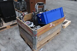 Palle med diverse reservedele til lys