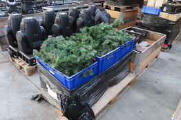 2 paller med julepynt