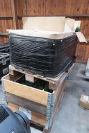 2 paller med julepynt