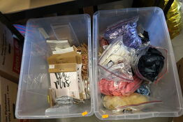 2 stk. kasser med div. Festtilbehør, balloner m.m.