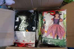 Kasse med udklædningsdragter