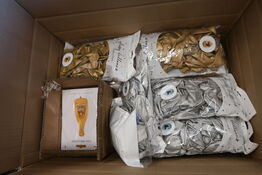 Kasse med nytårsfesttilbehør