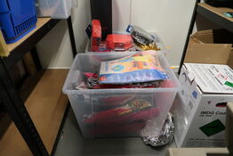 2 stk. kasser med div. Festtilbehør, balloner m.m.