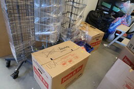 2 stk. kasser med div. Festtilbehør, balloner m.m.