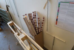 2 stk. indrammede plakater samt div. Gavepapir