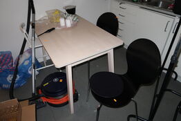 Bord med 3 stk. stole samt 3 stk. tøjstativer
