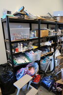 2 stk. lagerreoler med div. Festtilbehør m.m.