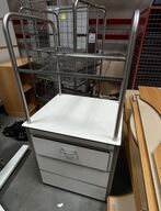 Rullestativ med skuffe.