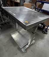 Vogn med manuel justerbar bordplade.