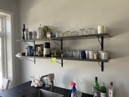 Tøm hylder og indhold i køkkenskabe