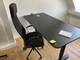 El hæve/sænkebord IKEA Bekant med kontorstol