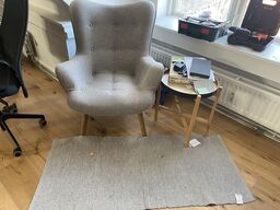 Stol,tæppe & bord unden indhold