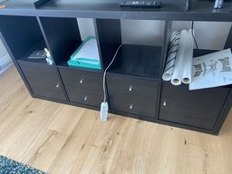 Reol med skuffer og låger med indhold