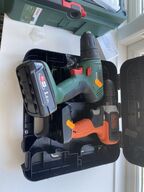 2 stk skruemaskiner samt kasse med bitz