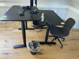 2 stk. El hæve/sænkebord IKEA Bekant & stol