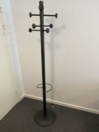 1 stk. Stumptjener Sort, H170 cm. Med paraplyholder