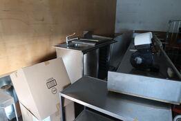 Div. rustfri stålborde, med vask, armatur m.m. (alt skal medtages)