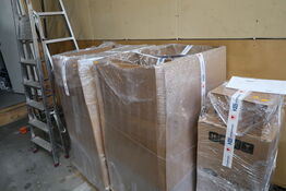 2 stk. paller med varelager (se billeder for indhold)