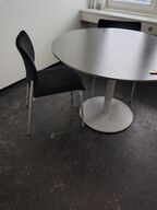 Rundt bord med to stole