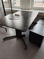 To hæve/sænkeborde og to skuffemoduler