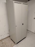 Et dobbelt og et enkelt omklædningsskab