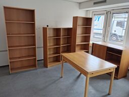 Parti skabe og et bord