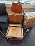 Fire gamle skolestole, assorterede