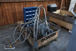 Slangevogn, reol med indhold samt skruetvinge