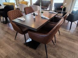 To caféborde med fire stole