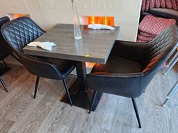 Cafébord med to stole