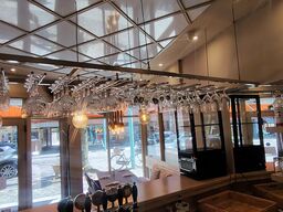 Stort parti glas i baren