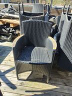 Ni stole med armlæn. Polyrattan.