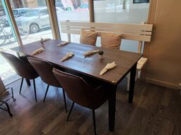 Langt bord, hvid bænk og tre stole 