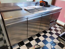 Kølebord med tre låger. Se tekst.  MERCATUS