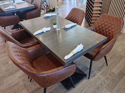 To caféborde med fire stole