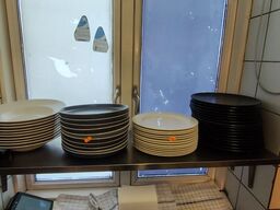 Tallerkner, knive, stegepander i køkkenet