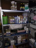 Reoler med indhold i kælder