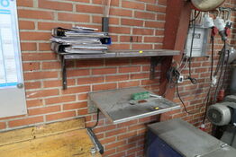 2 stk. stålhylder med indhold