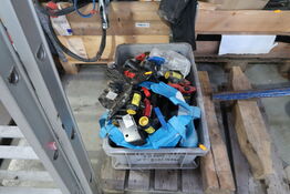 Kasse med div. Reservedele og varelager