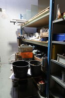 Pallereol med div. Varelager og reservedele