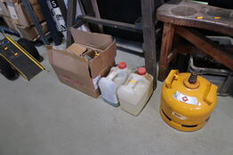 Gasflaske, kasse samt div. Dunke med indhold