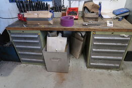 Arbejdsbord med 2 stk. stålskabe med div. Bor m.m.
