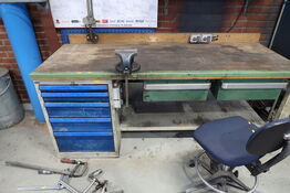 Arbejdsbord med skruestik samt div. Værktøj