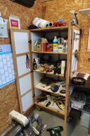 Skab med div. Plejemidler og værktøj m.m.