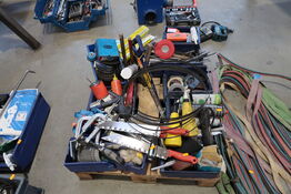 Palle med div. Værktøj, plejemidler m.m.