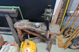 Bænk med specialværktøj